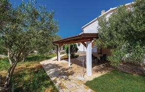 Outdoor dining - Lovely apartment in Barbat with WiFi (Barbat)