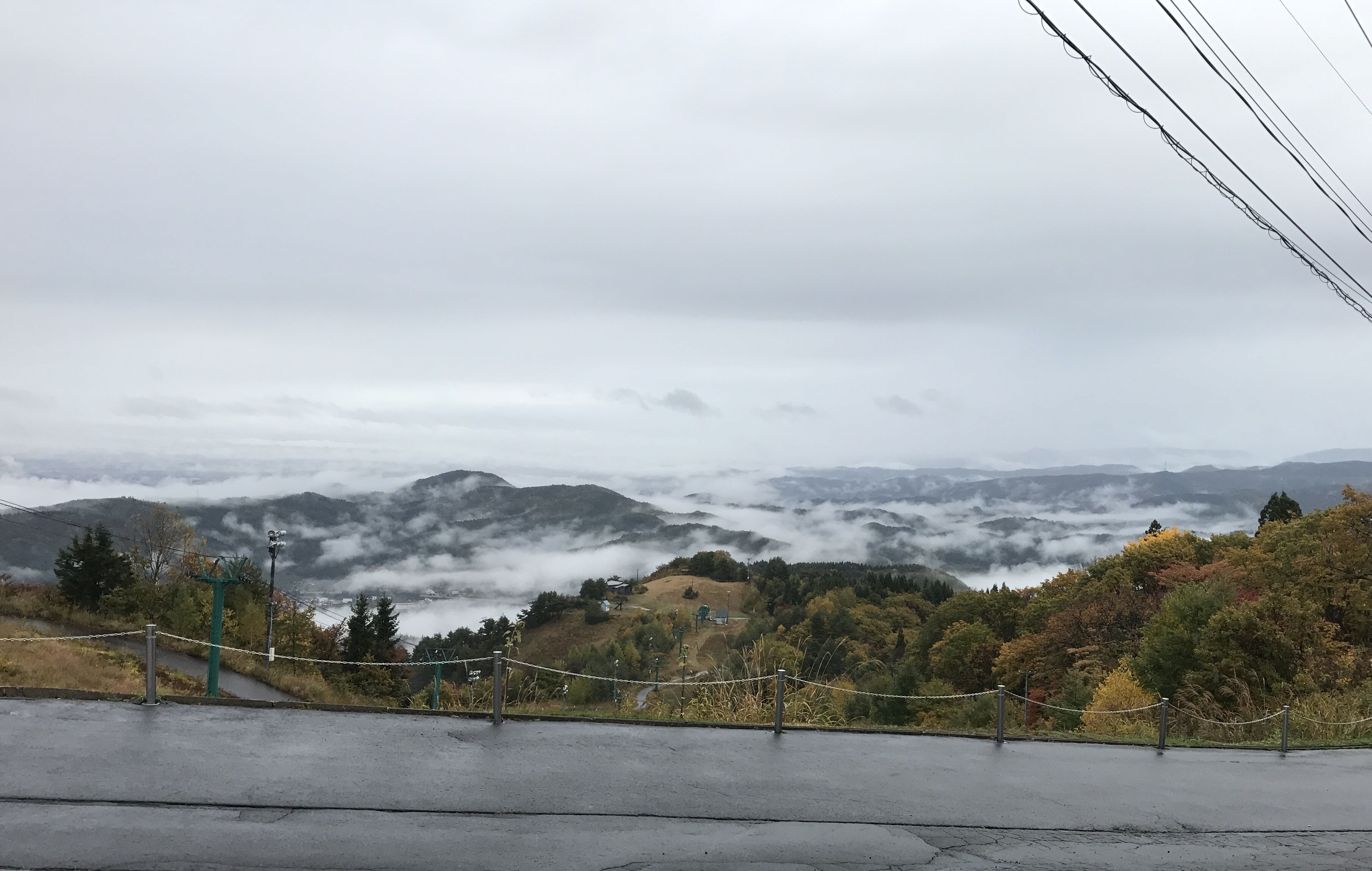 Un paisaje montañoso con una carretera que lleva a un mirador.