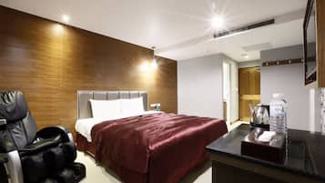 Business Suite | Desk, blackout drapes, WiFi (free)