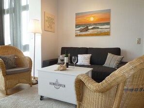 Fernseher, DVD-Player, Bücher, Stereoanlage