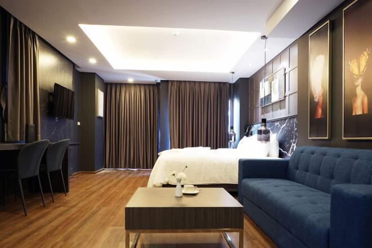 1 bedroom, in-room safe, desk, blackout curtains