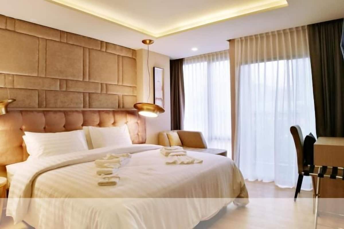 1 bedroom, in-room safe, desk, blackout curtains