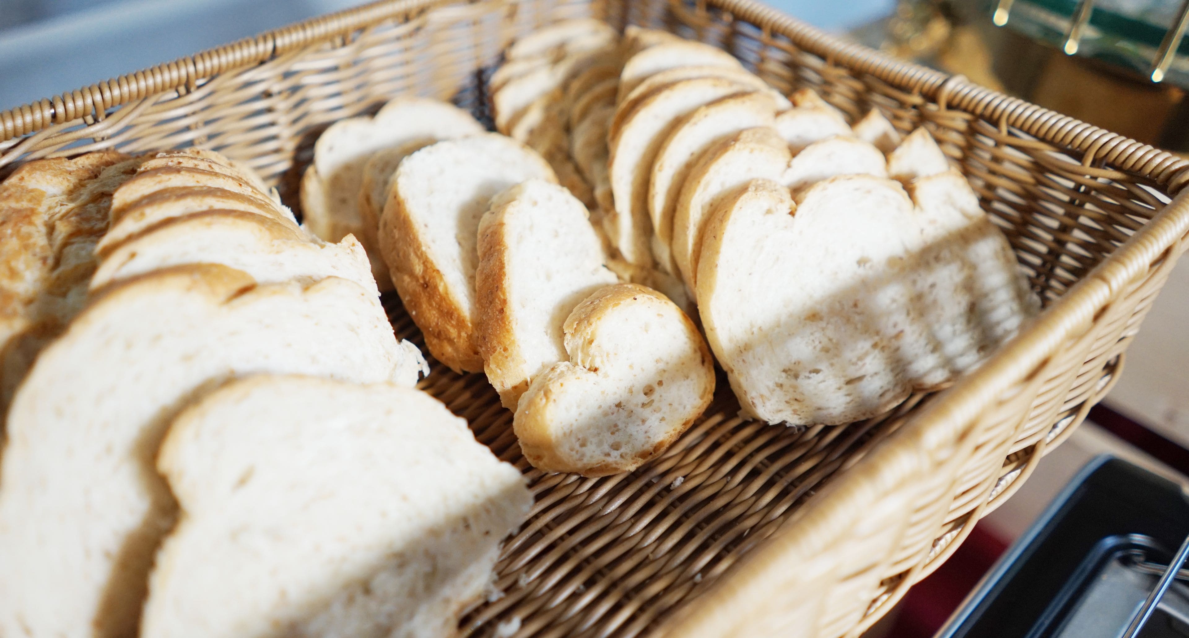 Un cesto di vimini pieno di pane a fette.