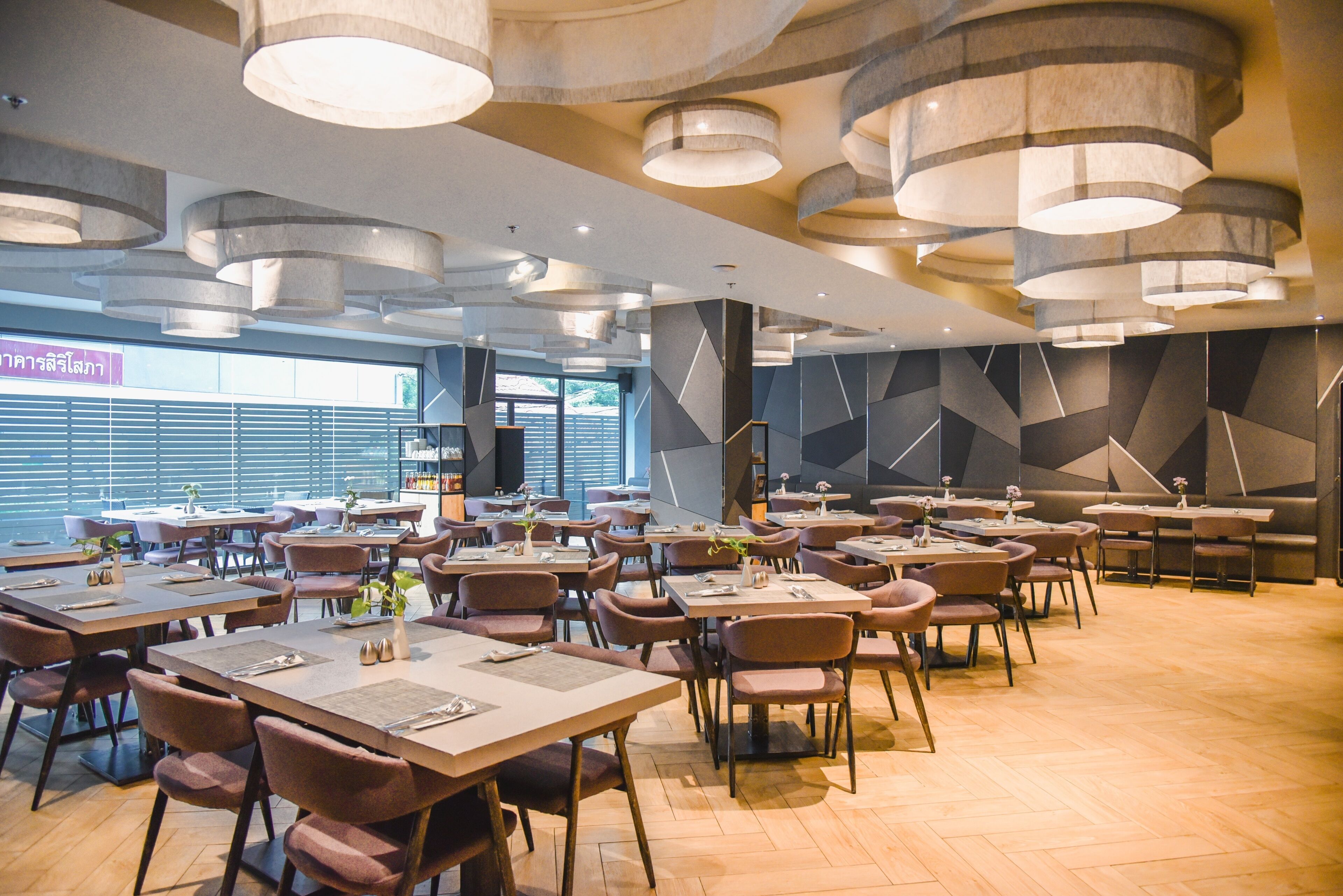 供应早餐、午餐和晚餐