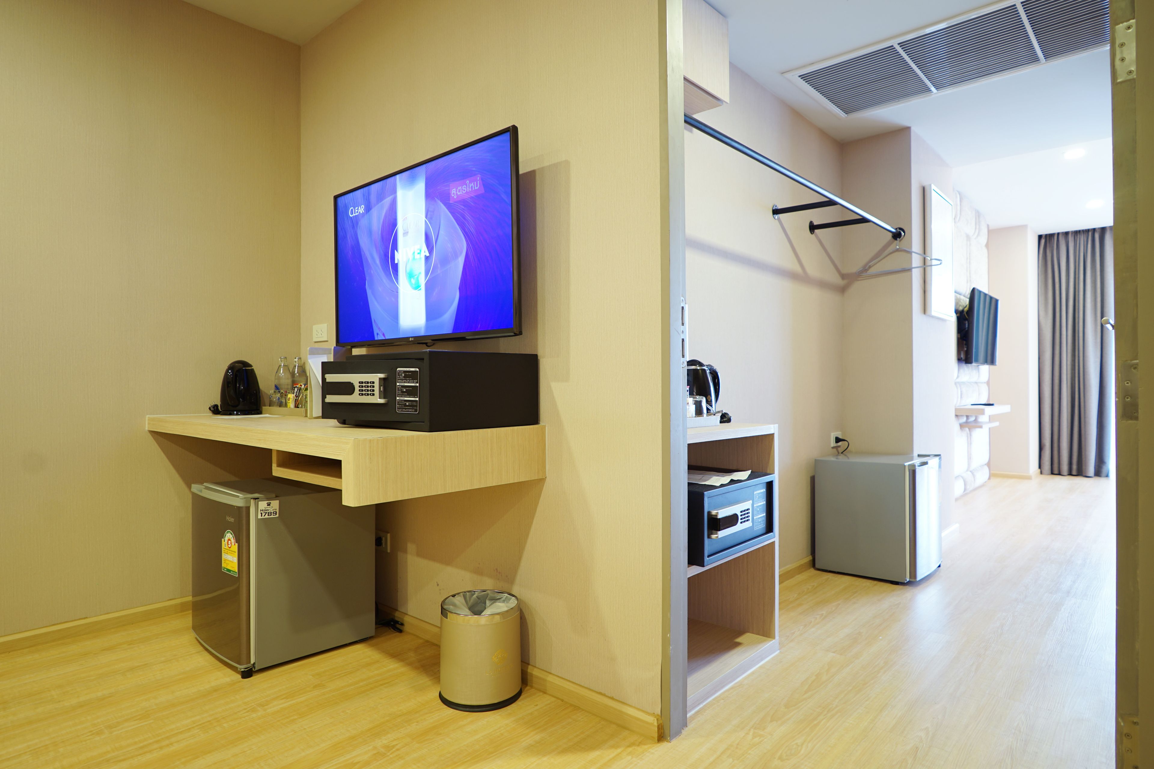 1 bedroom, in-room safe, desk, blackout curtains