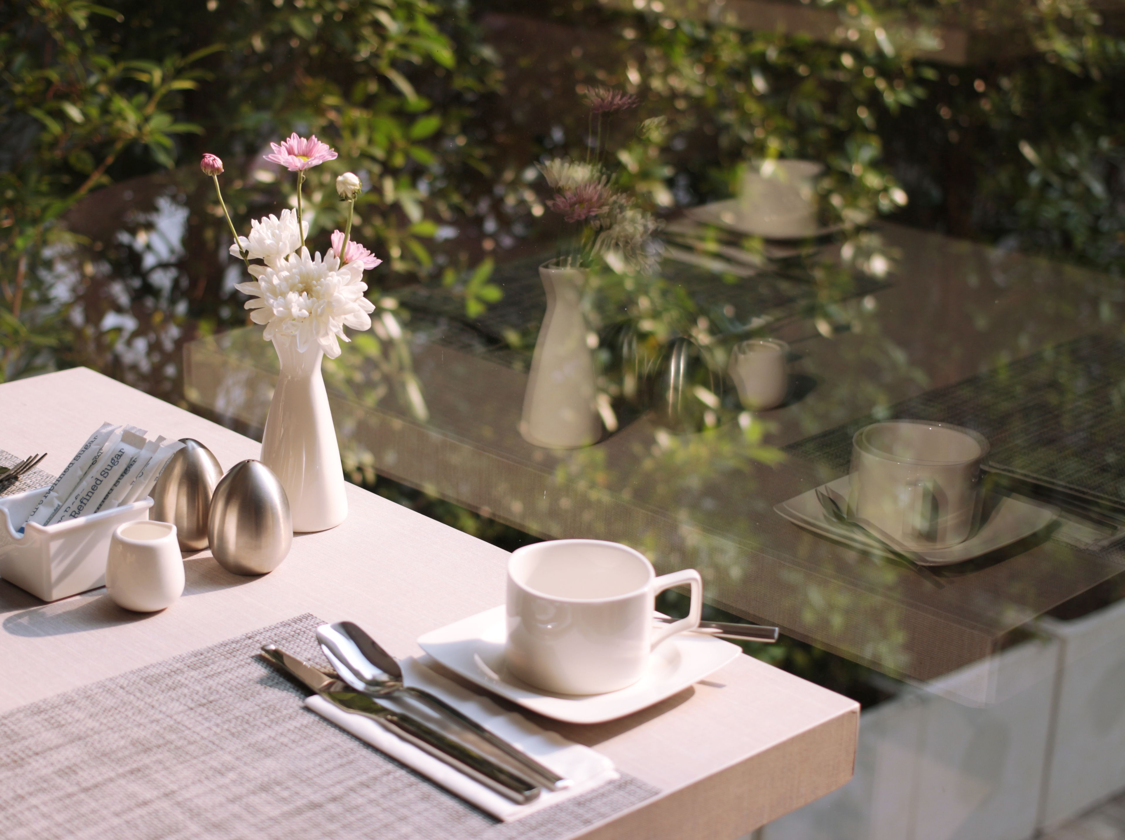 breakfast, lunch and dinner served