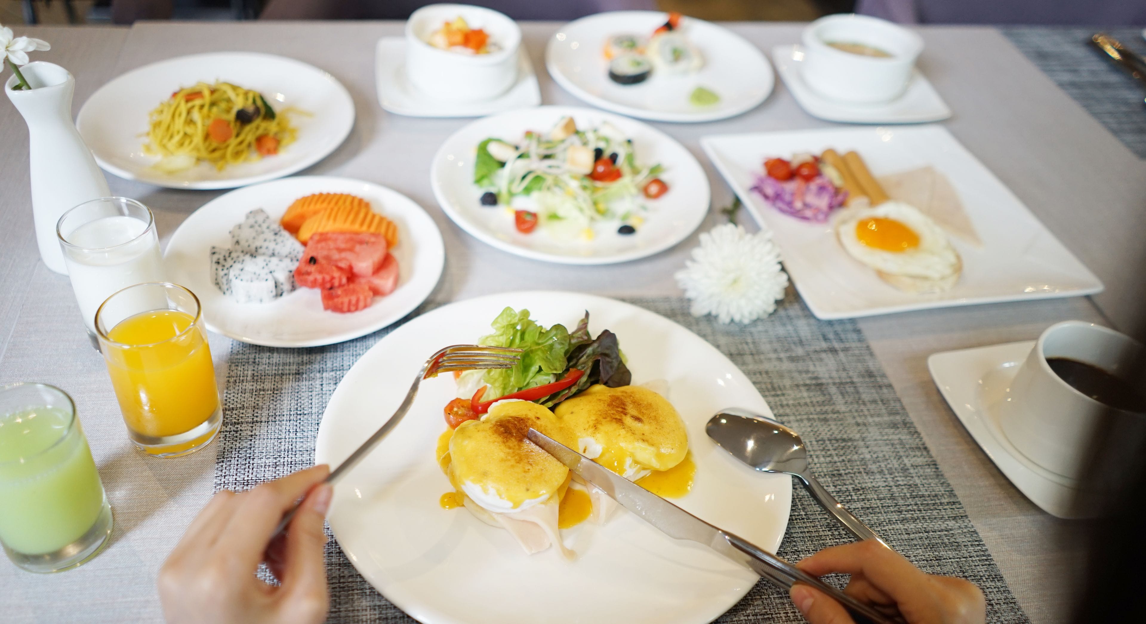 فطور أوروبي يوميًا بتكلفة قدرها (300 THB للشخص)