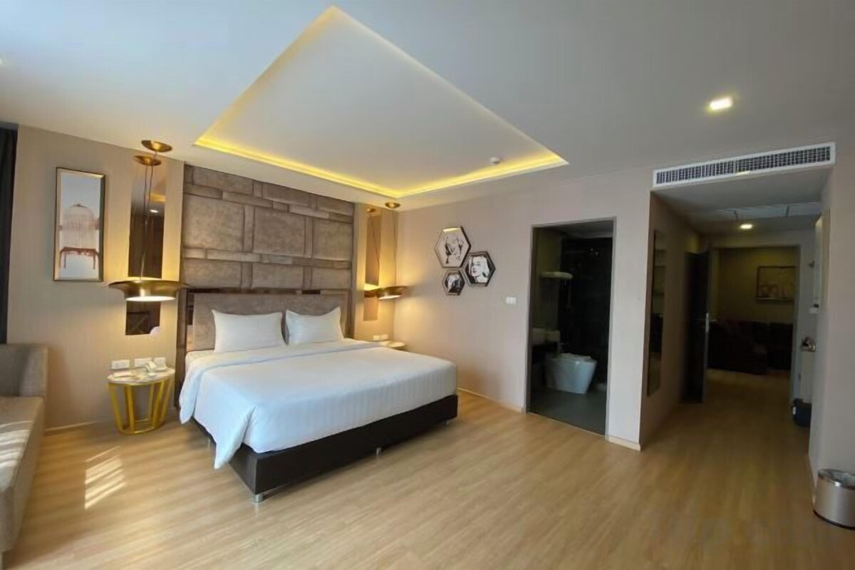 In-room safe, desk, blackout drapes, WiFi (free)