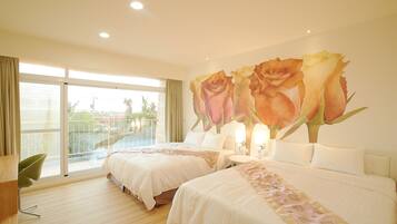 Comfort-Vierbettzimmer, 2 Doppelbetten, Balkon | 1 Schlafzimmer, hochwertige Bettwaren, Daunenbettdecken, Zimmersafe