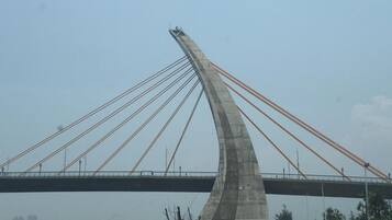 Un puente grande y moderno con múltiples cables que sostienen la calzada.