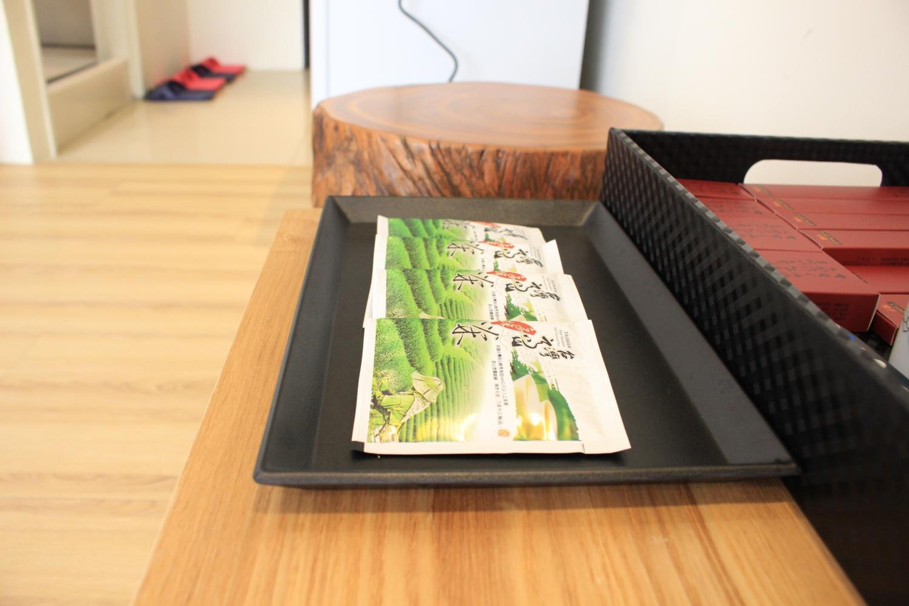 Een dienblad met een pakket op een houten tafel.