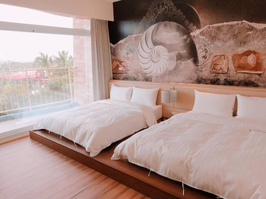 Luxe beddengoed, donsdekens, een kluis op de kamer, een bureau