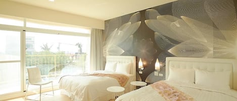 Comfort-herbergi fyrir fjóra - 2 tvíbreið rúm - svalir | Rúmföt af bestu gerð, dúnsængur, öryggishólf í herbergi, skrifborð