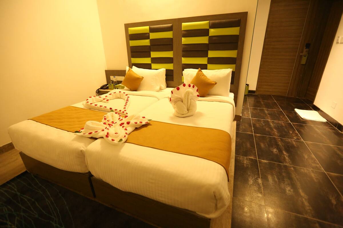 superior twin room | minibar, in-room safe, desk, soundproofing