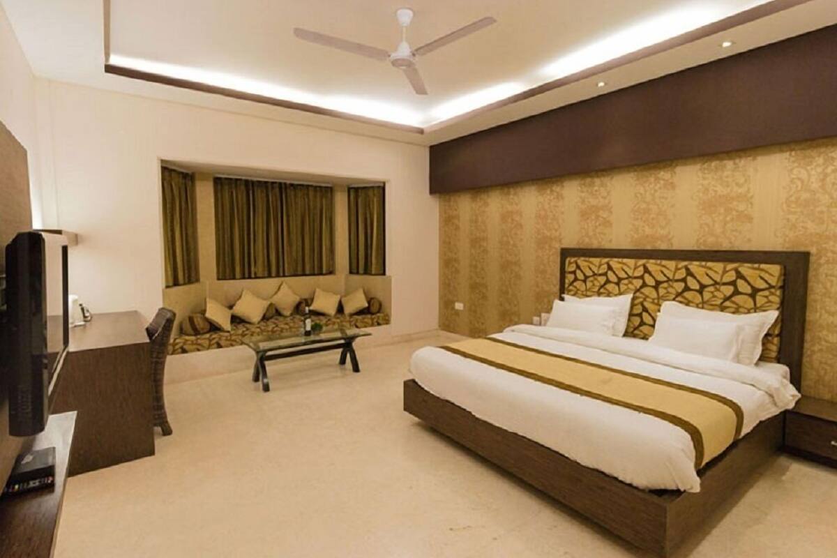 Premium bedding, desk, laptop workspace, free WiFi