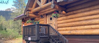 Custom Spruce Open Concept Log Cabin w/Firepit & BBQ