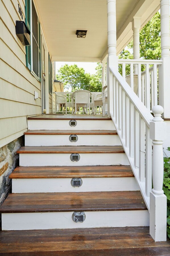 Terrace/patio - WATERFRONT VIEWS @ OCEAN BEACH GATE: 6 QUEEN 1 SOFA BED (New London)