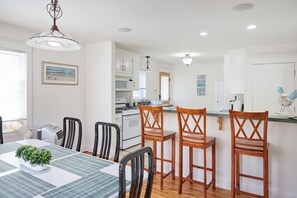 Dining - WATERFRONT VIEWS @ OCEAN BEACH GATE: 6 QUEEN 1 SOFA BED (New London)