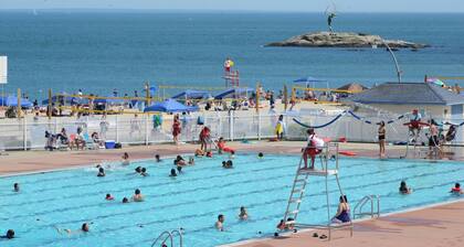 WATERFRONT VIEWS @ OCEAN BEACH GATE: 6 QUEEN 1 SOFA BED