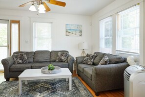 Smart TV, Hulu, streaming services - WATERFRONT VIEWS @ OCEAN BEACH GATE: 6 QUEEN 1 SOFA BED (New London)