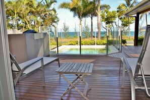 Piscine extérieure, chaises longues