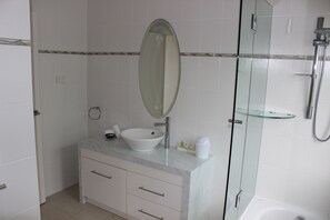 Luxury House, 3 Bedrooms, Beach View, Beachfront | Bathroom | Free toiletries, towels, soap, shampoo - Banfields Retreat (Wongaling Beach)