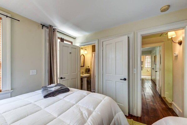 2 عدّة غرف نوم ومكواة/لوح كي وسرير سفر وواي فاي