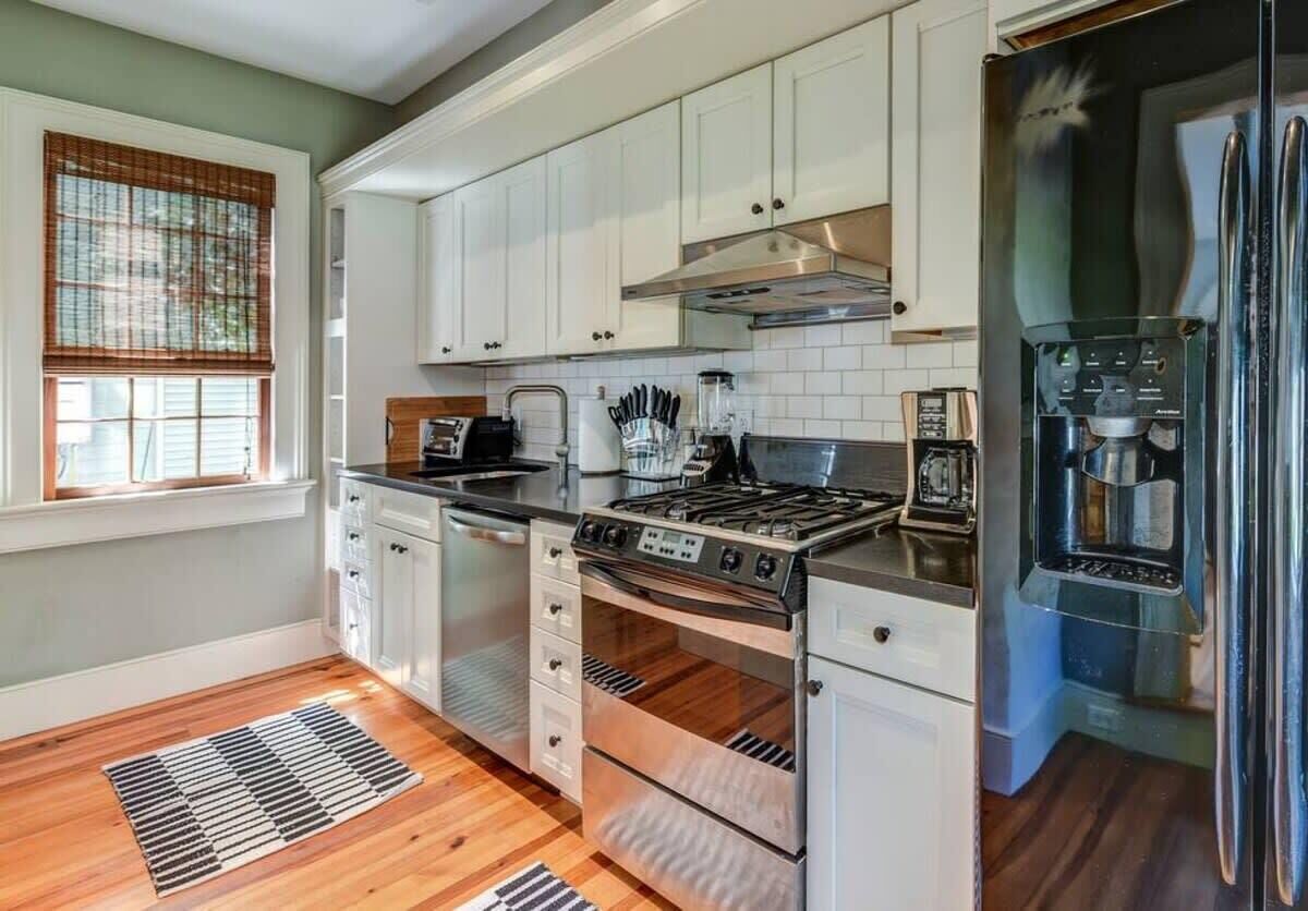 冷蔵庫、電子レンジ、オーブン、コンロ