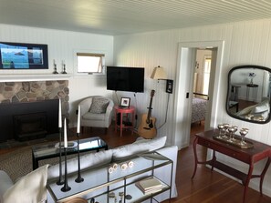 TV, fireplace, DVD player, books - A beach cottage gem... (Waterford)