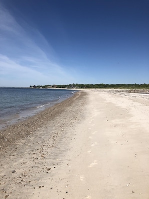 Sulla spiaggia, lettini da mare, teli da spiaggia