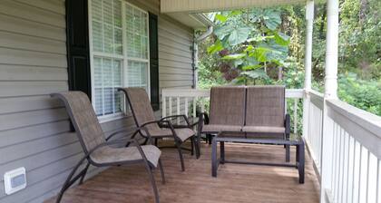 Renovierte Haus, 12. 12 Meilen von LAKEPOINT Sports Complex, Schlafmöglichkeiten fĂŒr 8!