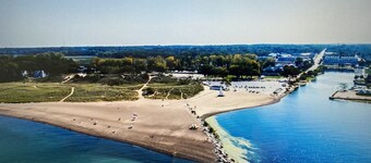 'Stones Throw' Lakeside Home - Walk to Marina + Town + Assoc Beach