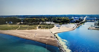 'Stones Throw' Lakeside Home - Walk to Marina + Town + Assoc Beach