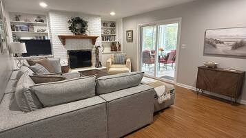 Téléviseur connecté, foyer, table de ping-pong, livres