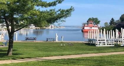 'Stones Throw' Lakeside Home - Caminata a Marina + Town