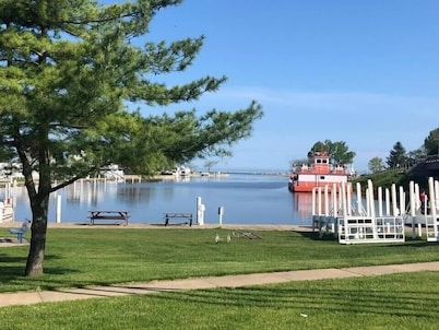'Stones Throw' Lakeside Home - Walk to Marina + Town + Assoc Beach