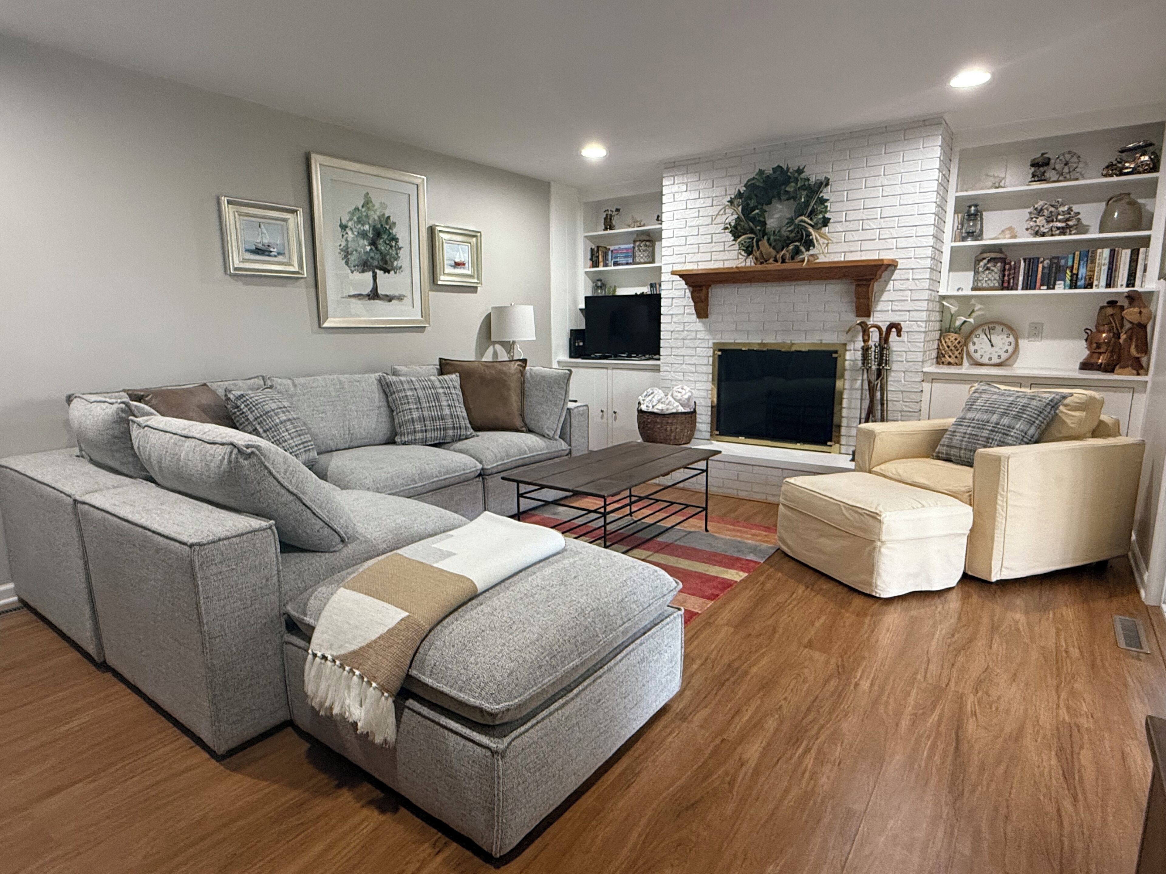 TV connect ée, cheminée, table de tennis de table, livres