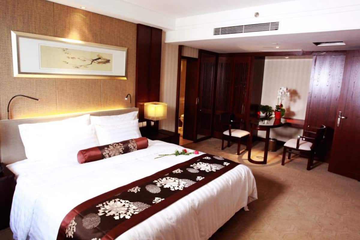 Executive Suite | In-room safe, desk, blackout drapes, WiFi (free)