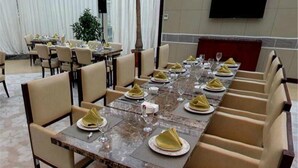 Breakfast, lunch and dinner served - Beijing Hejingfu Hotel (Beijing)
