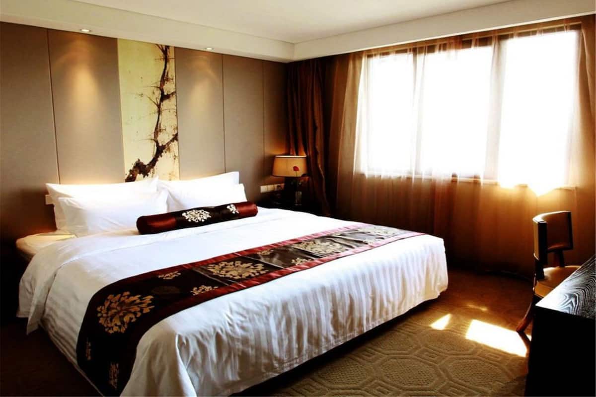 Executive Double Room | In-room safe, desk, blackout drapes, WiFi (free)