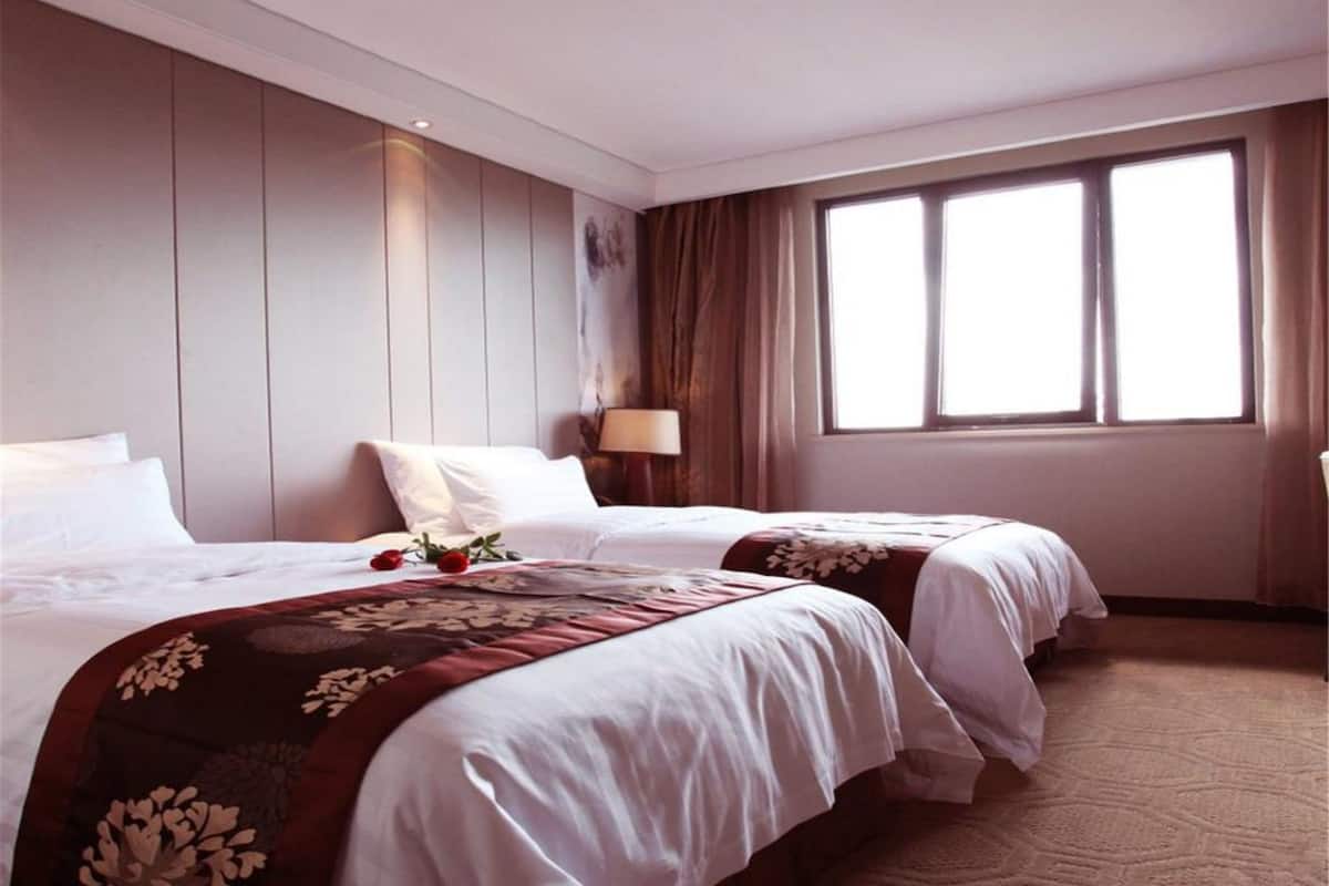 Standard Twin Room | In-room safe, desk, blackout drapes, WiFi (free)