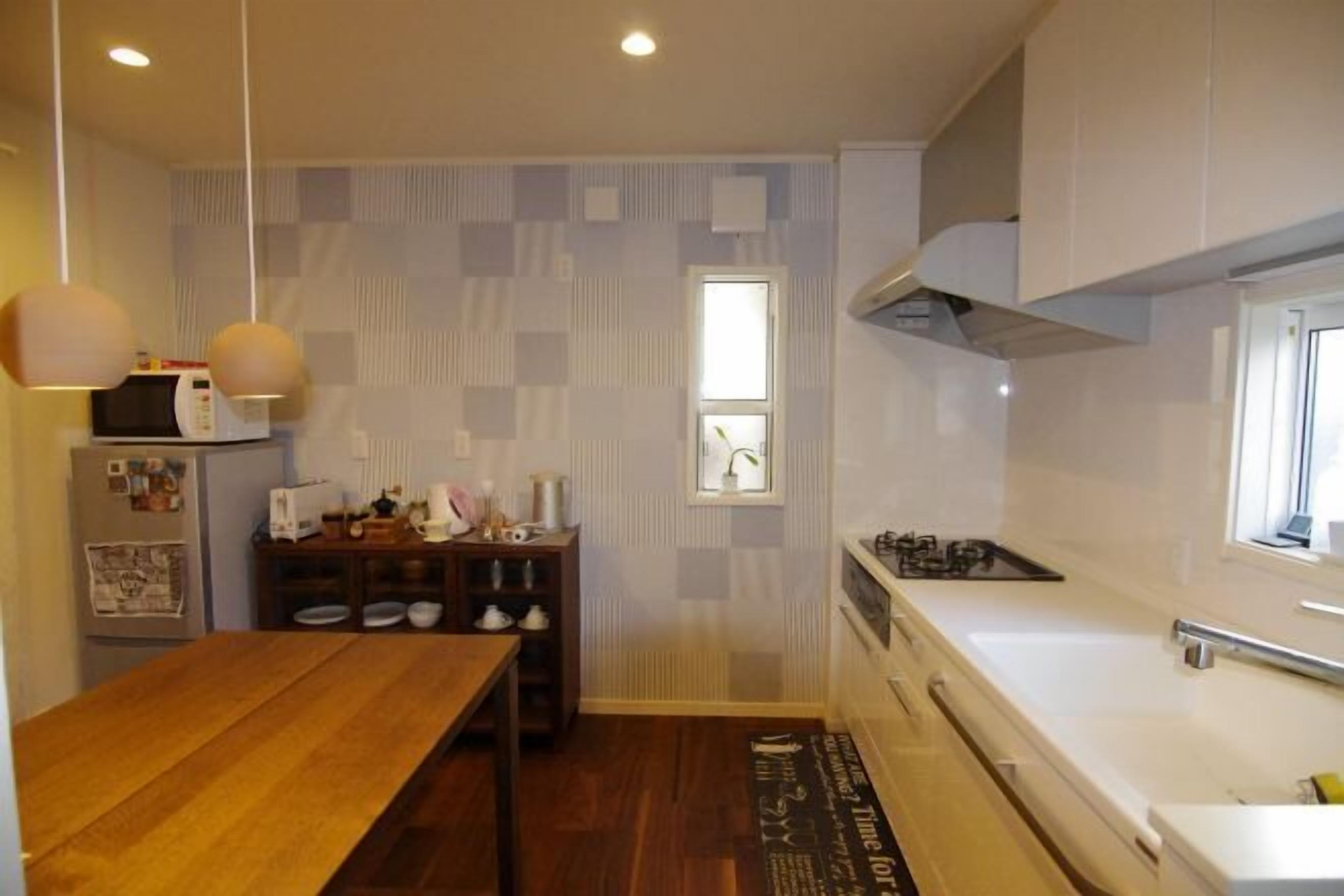 Private kitchen | Shared fridge, microwave, coffee/tea maker, rice cooker