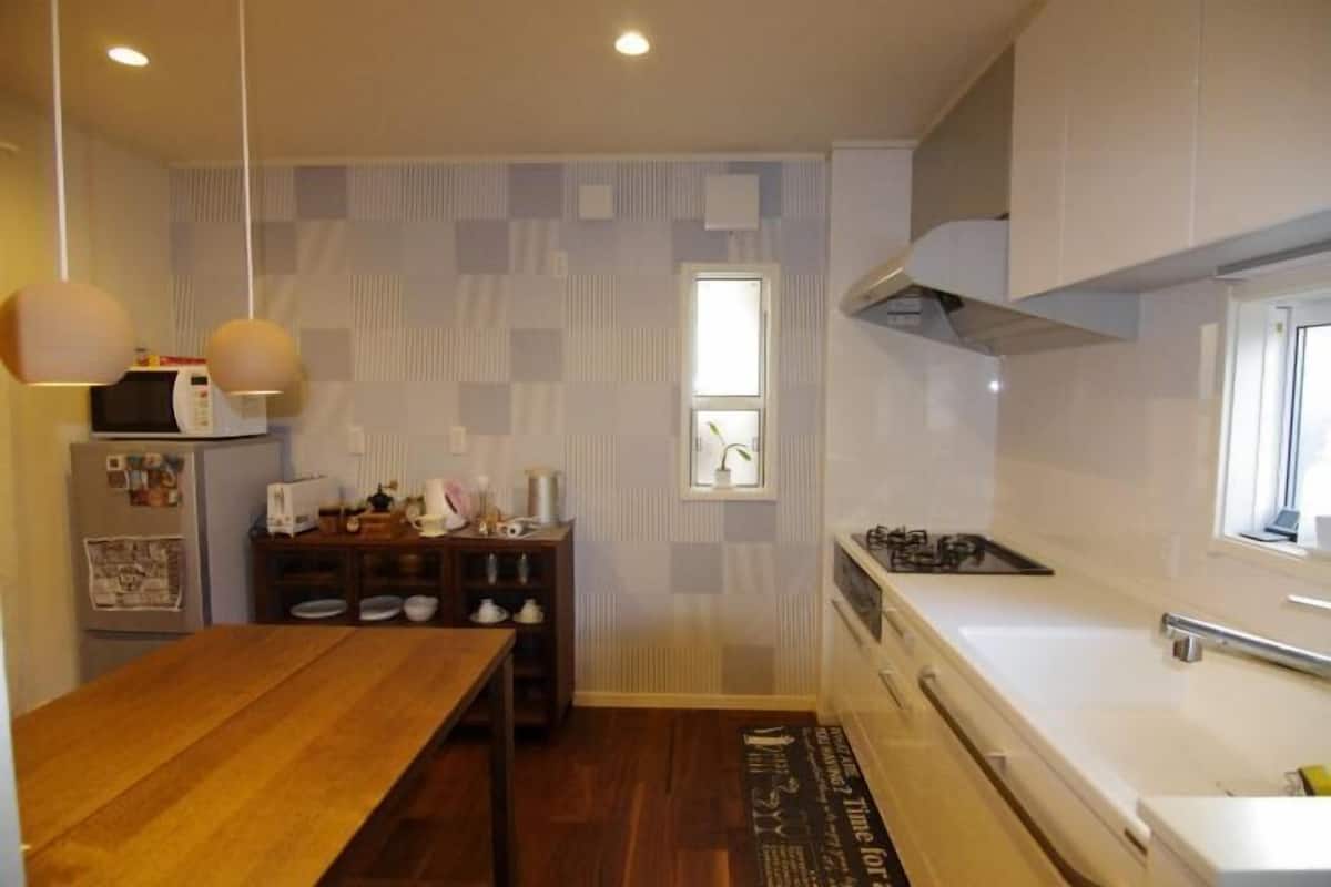 Private kitchen | Shared fridge, microwave, coffee/tea maker, rice cooker