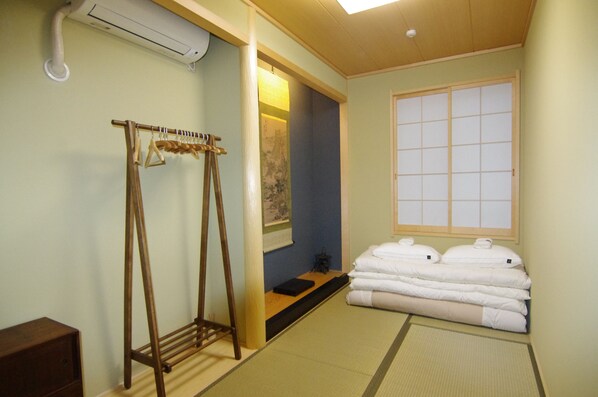 Desk, blackout curtains, iron/ironing board, free WiFi - Asakusa Guest House (Tokyo)
