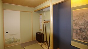 Desk, blackout drapes, iron/ironing board, WiFi (free) - Asakusa Guest House (Tokyo)
