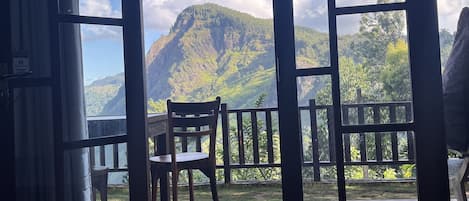 Habitación doble, vistas a la montaña | 1 dormitorio, minibar, Internet por cable gratuito y ropa de cama