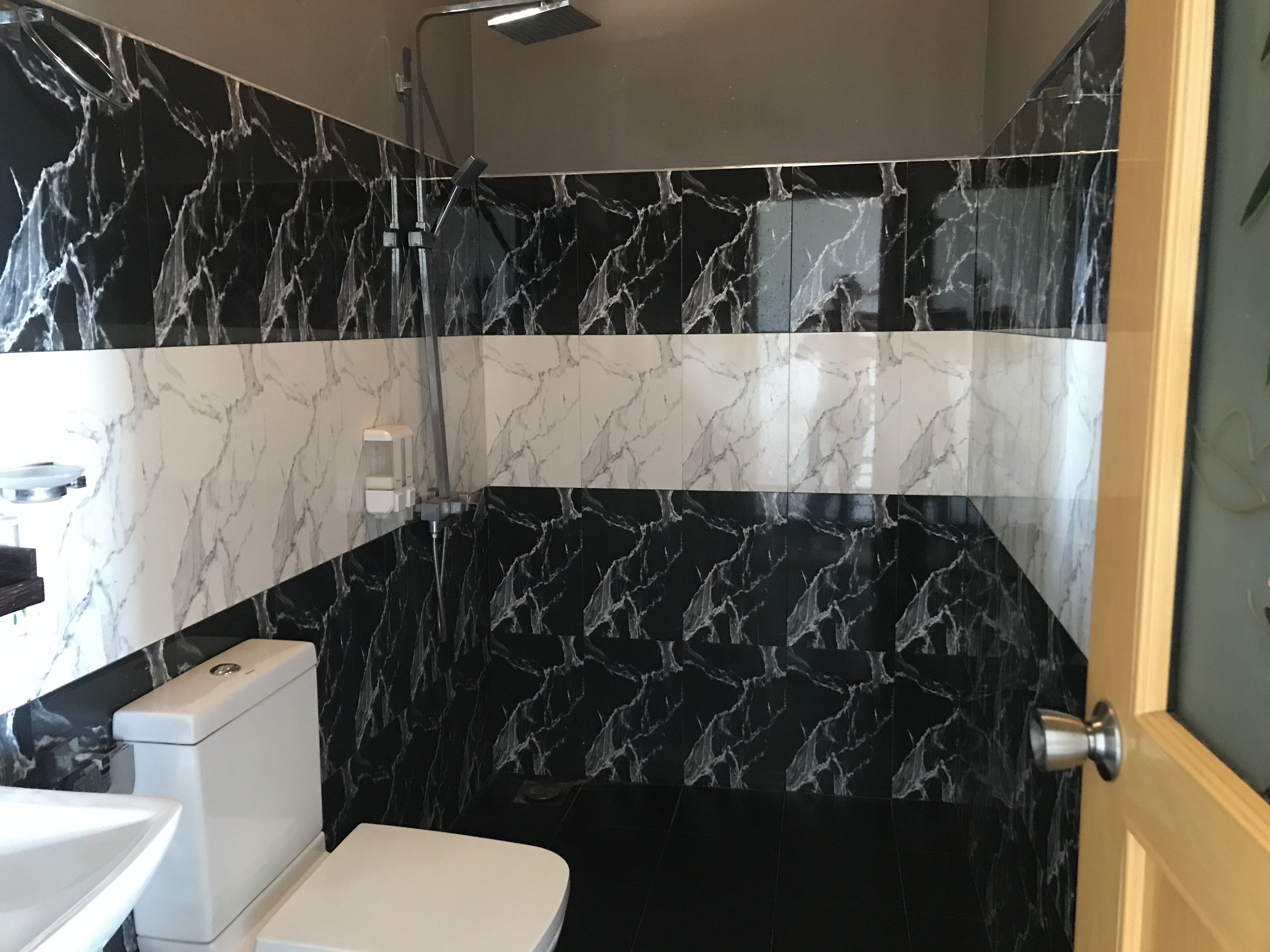 Habitación doble, vista a la montaña | Baño | Regadera, regadera tipo lluvia, amenidades de baño gratuitas 