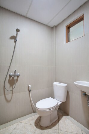 Quarto casal standard, 1 cama de casal | Banheiro | Chuveiro, toalhas de banho