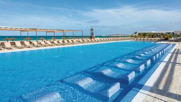 3 buitenzwembaden, parasols voor strand/zwembad