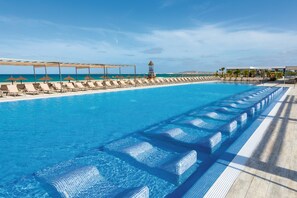 3 outdoor pools, pool umbrellas, pool loungers - Hotel Riu Palace Boavista - All Inclusive (Boa Vista)